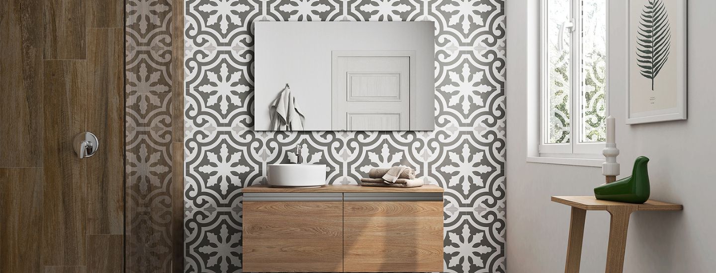 bathrooom with pattern tile on wall 